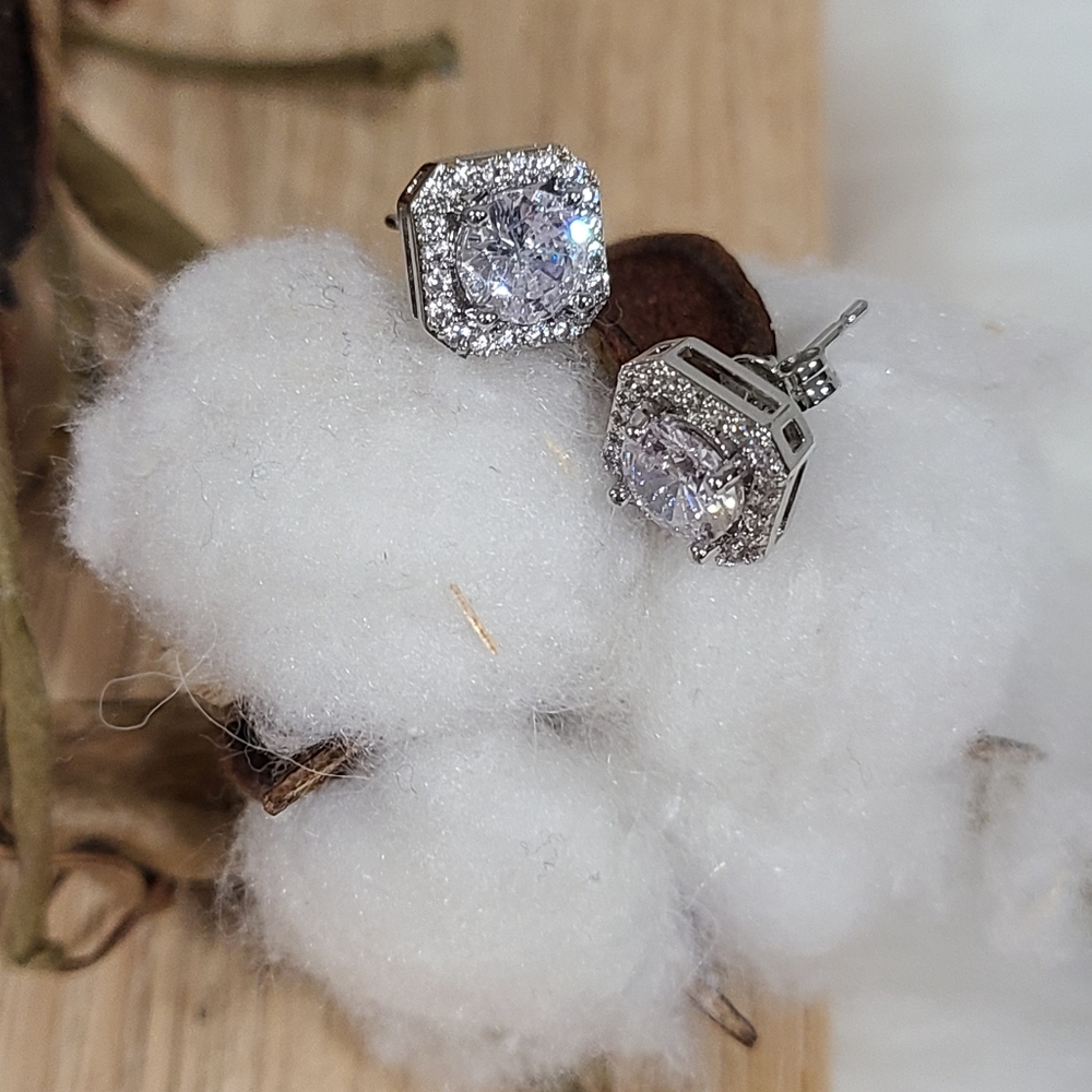 ⭐️⭐️NEW⭐️⭐️EXQUISITE!! OCTAGON CLEAR CZ Stud Earrings in 14kt White Gold Plating - Picture 11 of 13